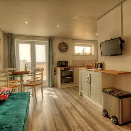 Pass The Keys Shore To Please - Sea Views And Beach Front Modern 1Bed Apt With Sofabed Πόρτσμουθ Εξωτερικό φωτογραφία